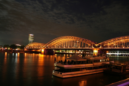 Köln bei Nacht mit Blick auf Köln Deutz